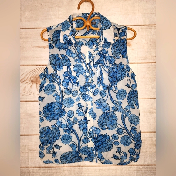 Sleeveless Button Down Top - Picture 1 of 8